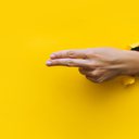 Ela introduziu os dedos sujos de sêmen fresco na vagina; e agora? - iStock