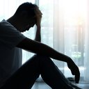 A tristeza intensa, a ansiedade e a falta de motivação causados pelo luto tendem a durar um período específico - iStock