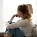 Independente do peso, as meninas afirmaram com mais frequência que apresentavam sintomas depressivos - iStock