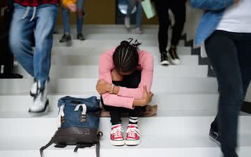 Quase 60% das garotas norte-americanas relataram sentir tristeza e falta de esperança crônicas - iStock
