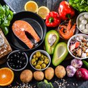 A dieta inclui vegetais, frutas, nozes, sementes, grãos integrais, azeite, peixes e frutos do mar - iStock