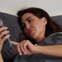 Passar muito tempo lendo notícias negativas pode mudar a forma como encaramos a humanidade - iStock