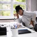 A dor nas costas é uma queixa comum entre pessoas que passam o dia todo em frente ao computador - iStock