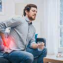 Segundo a OMS, de 60% a 70% dos adultos têm dores nas costas pelo menos uma vez na vida - iStock