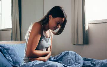 A dor provocada pela endometriose pode ser tão debilitante que afasta a mulher das atividades diárias - iStock