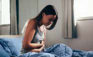 A dor provocada pela endometriose pode ser tão debilitante que afasta a mulher das atividades diárias - iStock