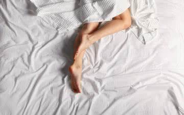 Dormir nu ajuda a pegar no sono com mais facilidade e garante uma melhor saúde vaginal - iStock