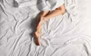 Dormir nu ajuda a pegar no sono com mais facilidade e garante uma melhor saúde vaginal - iStock