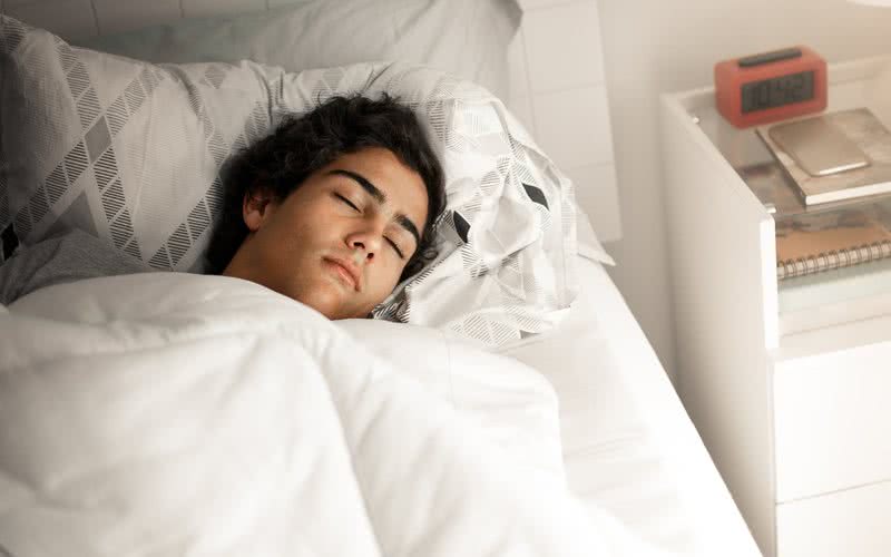 Adultos precisam de sete a nove horas de sono por noite - iStock