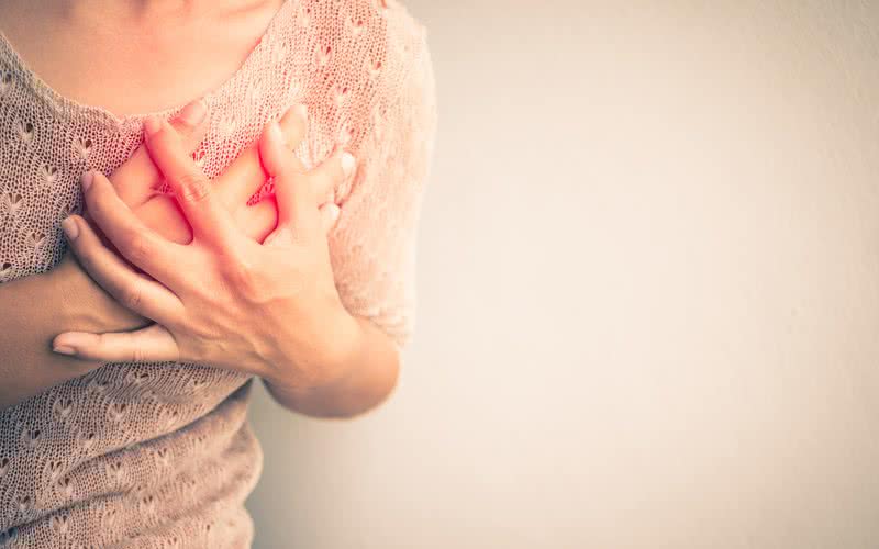 Uma crise de ansiedade, por exemplo, também pode provocar dores no peito - iStock