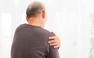 Dor no ombro não é um sintoma que as pessoas associam ao câncer de pulmão - iStock