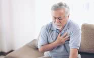 Caso tenha dor intensa no peito, não deixe de avisar seu médico ou procurar um serviço de emergência - iStock