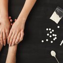 Criar um canal de comunicação é fundamental quando o assunto é consumo de drogas - iStock