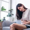 Entre os sintomas da endometriose estão cólicas, menstruação irregular, infertilidade e dor pélvica - iStock