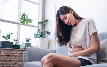Entre os sintomas da endometriose estão cólicas, menstruação irregular, infertilidade e dor pélvica - iStock