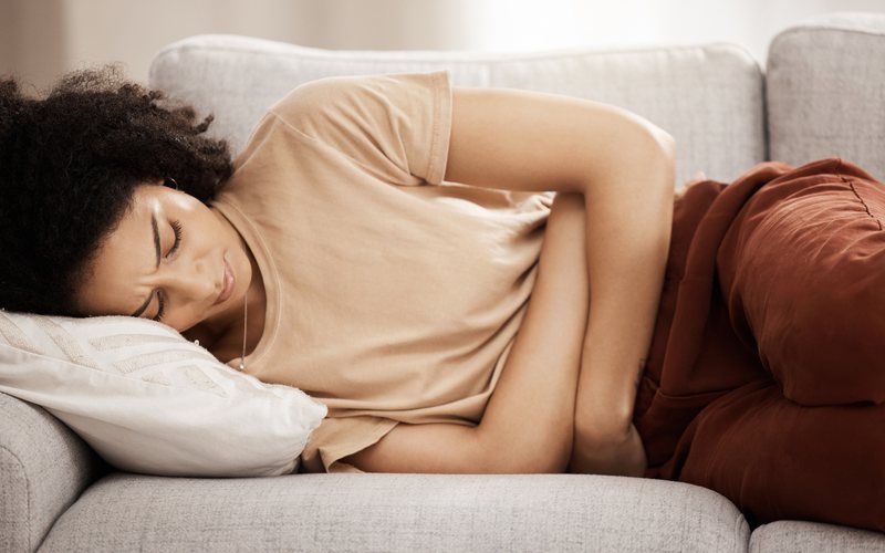 Cólicas intensas antes e durante a menstruação podem ser sinal de endometriose - iStock