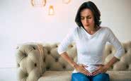 Entre os sintomas da endometriose estão: cólicas, menstruação irregular, infertilidade e dor pélvica - iStock