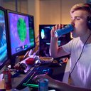 Além dos carboidratos, os energéticos apresentam estimulantes como cafeína e guaraná - iStock