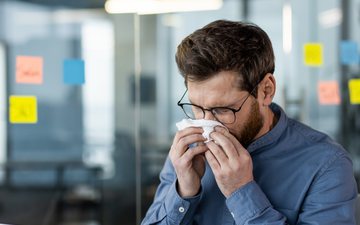 Espirrar é um mecanismo de proteção contra alérgenos, vírus, bactérias e outros invasores - iStock