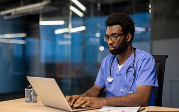 A discriminação gera um impacto ainda maior sobre a saúde mental dos estudantes de medicina - iStock