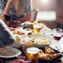 Exageros nas festas de fim de ano podem terminar em desconforto e culpa - iStock