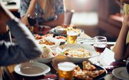 Exageros nas festas de fim de ano podem terminar em desconforto e culpa - iStock