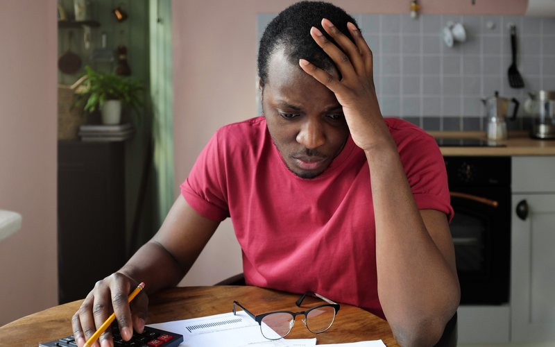 Pesquisa mostra que a preocupação com o dinheiro impacta a saúde mental do brasileiro - iStock