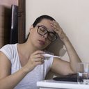 Se estiver com sintomas, como febre, dores e mal-estar, é importante procurar o médico - iStock