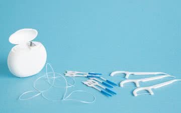A escova e o fio interdental são usadas para higienização das regiões localizadas entre os dentes - iStock