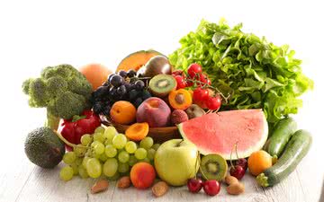 Invista em frutas e vegetais, optando por variedade e por muitas cores - iStock