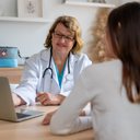 Ela está preocupada porque sua mãe decidiu levá-la ao ginecologista - iStock