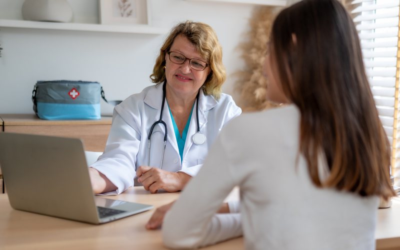 Ela está preocupada porque sua mãe decidiu levá-la ao ginecologista - iStock
