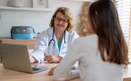 Ela está preocupada porque sua mãe decidiu levá-la ao ginecologista - iStock