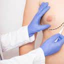 O aumento do tecido mamário no homem pode ser corrigido com cirurgia - iStock