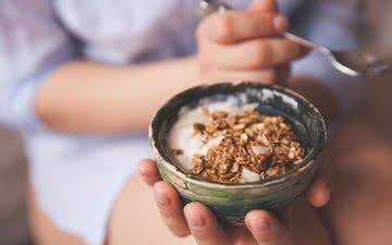 A granola ajuda a dar energia, por isso é ótima para o café da manhã ou antes do treino - iStock