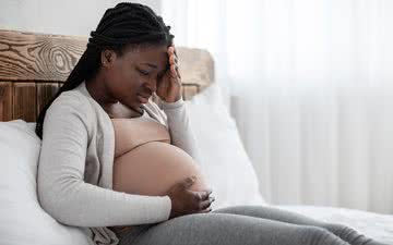 Uma grávida estressada, ansiosa ou depressiva pode aumentar as chances da criança ter problemas socioemocionais - iStock
