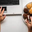 Doces e outros tipos de carboidratos fazem o corpo liberar substâncias químicas que produzem bem-estar - iStock