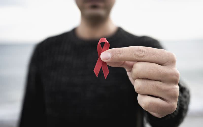 Segundo a UNAIDS, cerca de 38 milhões de pessoas em todo o mundo vivem com HIV - iStock