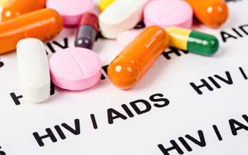 Mesmo com os avanços no tratamento e na prevenção, o vírus do HIV ainda afeta milhões de pessoas no mundo - iStock