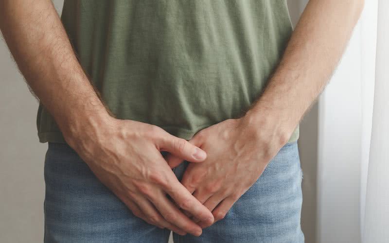 A cueca ficar molhada pode ser um sinal do líquido que sai do pênis durante a excitação - iStock