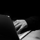 Os incels costumam ser estereotipados como jovens, brancos e de direita - iStock