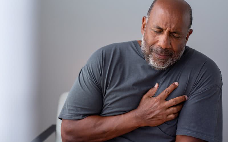 A síndrome do coração partido pode ser desencadeada por um evento estressante, como morte, separação ou traição - iStock