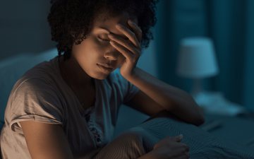 Um em cada cinco adultos jovens usa maconha ou álcool para dormir, segundo estudo - iStock