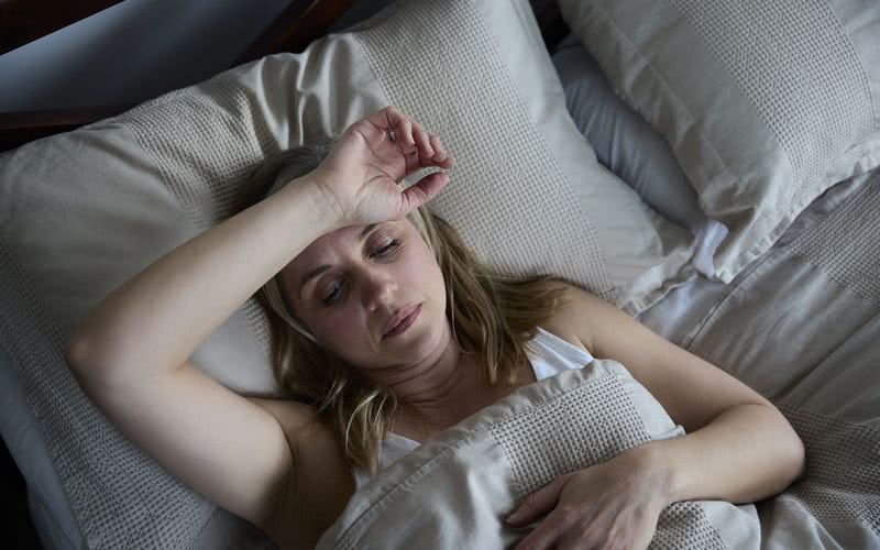 Muitas mulheres têm dificuldades de pegar no sono, ou acordam no meio da noite, ou mais cedo neste período - iStock