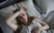 Muitas mulheres têm dificuldades de pegar no sono, ou acordam no meio da noite, ou mais cedo neste período - iStock