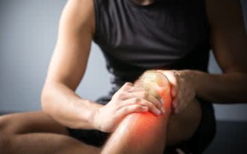 Estalos no joelho podem ser inofensivos, mas é preciso ficar atento a outros sintomas - iStock