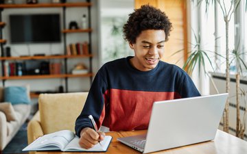 É importante descansar os olhos das telas a cada 20 minutos - iStock