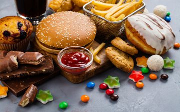 Alimentos ricos em açúcar e gordura podem alterar o sistema de recompensa do cérebro - iStock