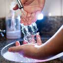 Mãe reclama do tempo gasto no banheiro e mãos já estão machucadas; o que fazer? - iStock