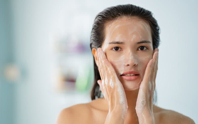 Lavar o rosto é fundamental, mas exagerar na medida pode ter efeito indesejado - iStock